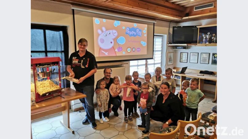 Die Jusos mit Vorsitzenden Daniel Biermeier (links) und Jugendbeauftragter Laura Roth luden die Kinder zu einer kostenlosen Filmvorführung und zu frischem Popcorn ein. Ein Dank ging an TSV-Vorsitzenden Thomas Meckl und Wirt Jonny Meckl. Bild: gz