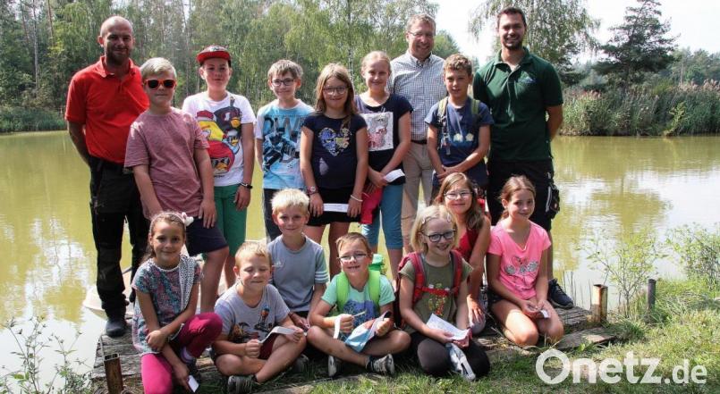 Den naturnahen Ferientag betreute Daniel Hechtl (links). Unterstützt wurde der Vorsitzende von Jugendwart Philipp Schicker und Fischereiobmann Carsten Seebauer (von rechts). Bild: wro