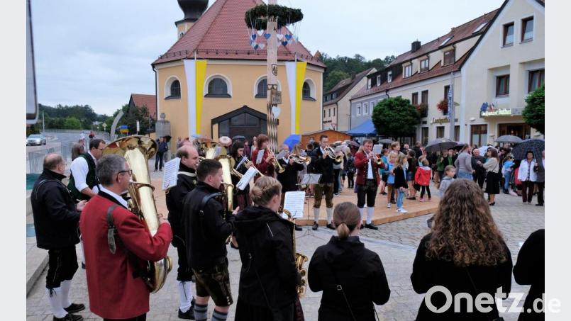 Die &quot;Naabtaler&quot; gaben auf dem Marktplatz ein Standkonzert Bild: twi