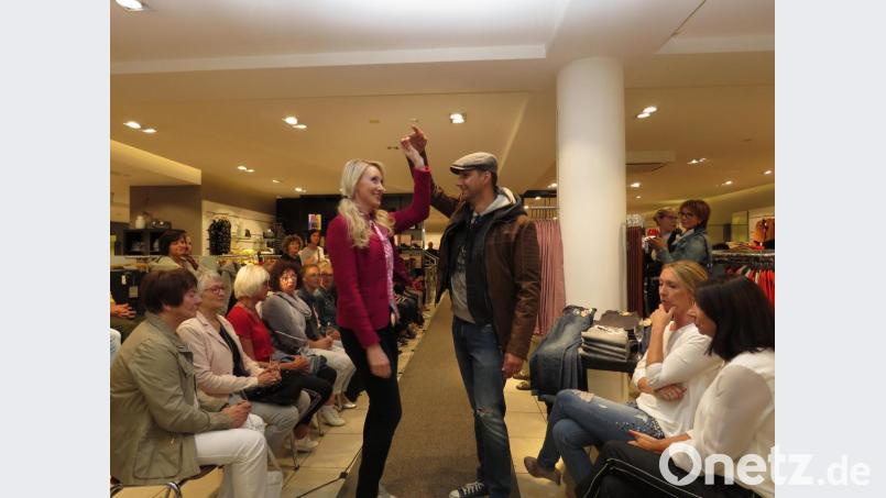 Zu bayerischen Schlagern wagten die Models auch schon einmal ein Tänzchen auf dem Laufsteg. Bild: ubb