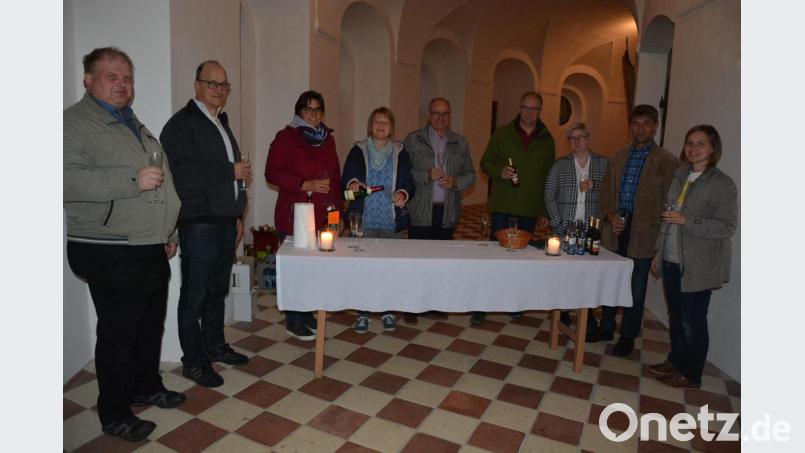 Vor dem Konzert hatte die Pfarrgemeinde St. Emmeram Münchenreuth zu einem Umtrunk im Kreuzgang eingeladen. Pfarrgemeinderatssprecher Robert Sommer (Mitte) und sein Team zeigten sich mit dem Besuch sehr zufrieden. Bild: jr