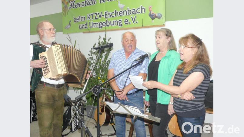 Herbert Stonik, Johann Lang, Maria Stonik und Christine Pleider fordern dazu auf: "Reich mir deine beiden Hände." Bild: rn