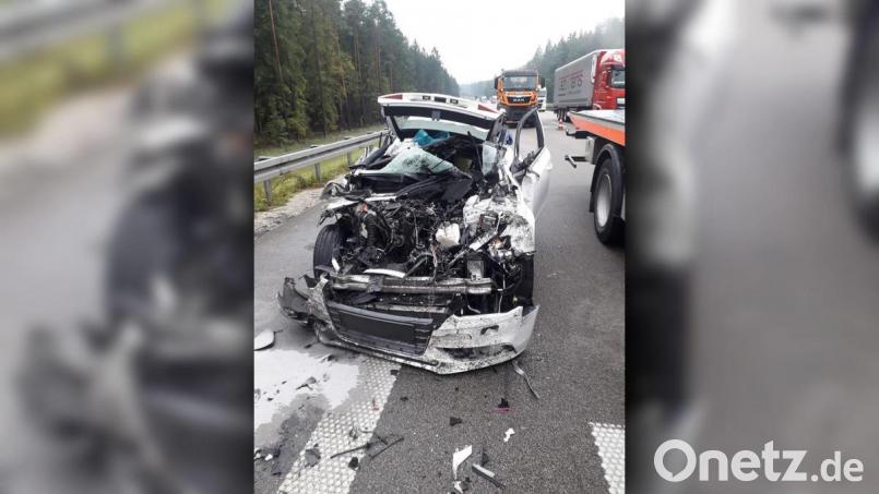 Zu einem schweren Unfall kam es auf der A3 bei Laaber am Montagmorgen. Ein PKW-Fahrer kollidierte mit einem LKW. Die alarmierten Feuerwehren mussten den einklemmten Fahrer befreien. Bild: Alexander Auer