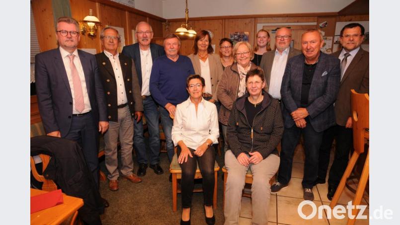 Bürgermeister Michael Göth (links) und Vorsitzender Manfred Lilla (Zweiter von links) feierten mit Mitgliedern und Gästen zehn Jahre Erfolg Bild: ge