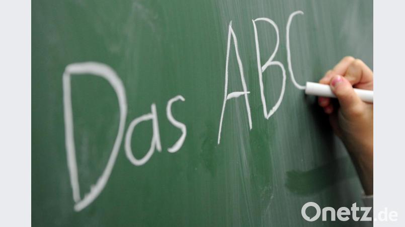Eine Grundschülerin schreibt das ABC an die Tafel. Bild: Daniel Reinhardt