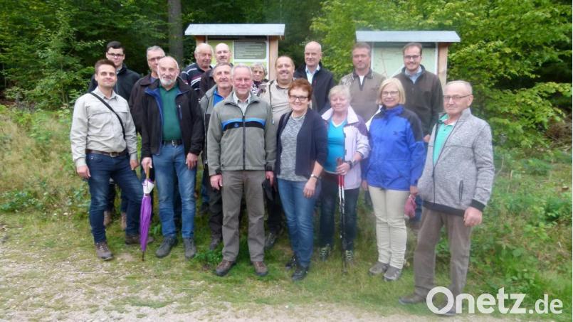 Die CSU-Arbeitsgemeinschaft Landwirtschaft, Ernährung und Forsten widmete sich Fragen der Waldbewirtschaftung und besichtigte den Lehrpfad bei Sattelross. Bild: bgl