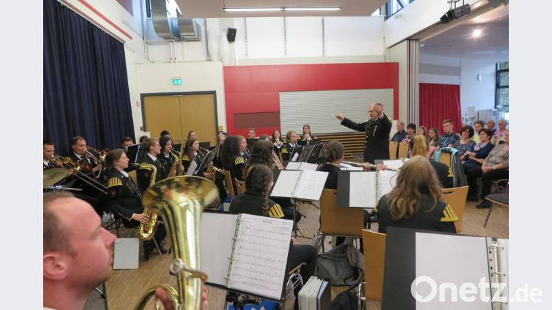 Als erfahrener Kapellmeister, geschickter Motivator und kundiger Moderator erwies sich Jürgen Kratochvill (stehend) beim Konzert der Jugendbergmannskapelle Pegnitz im Foyer. Bild: jzk