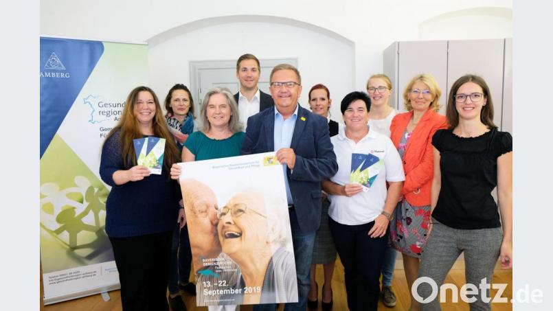 Sie hoffen auf eine rege Beteiligung(von links): Sonja Oleson (Sega), Ulrike Dropco (Klinikum), Kornelia Schmid (Pflegende Angehörige), Raphael Gaillard (Landesamt für Pflege), Bürgermeister Martin Preuß, Angela Schneider (Landesamt), Birgit Hübner (Malteser), Nadine Mutzbauer (Amt für Ernährung), Irene Hug (Gesundheitsamt) und Christine Hecht (Gesundheitsregion). Bild: Susanne Schwab, Stadt Amberg