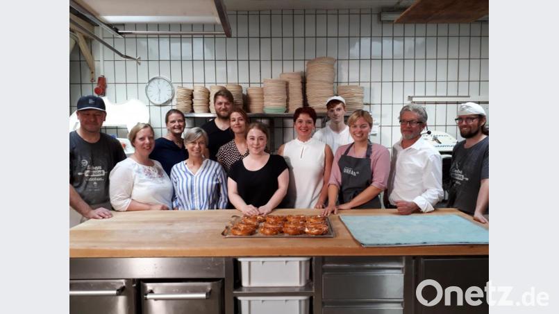 Katharina Schulze (Dritte von rechts) und Anna Toman (Fünfte von rechts) besuchten die Bäckerei Glaab. Bild: exb/Tina Winklmann