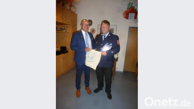 Der bisherige stellvertretende Kommandant Sven Buchmann (rechts) wurde von Bürgermeister Maximilian Beer verabschiedet. Bild: mad