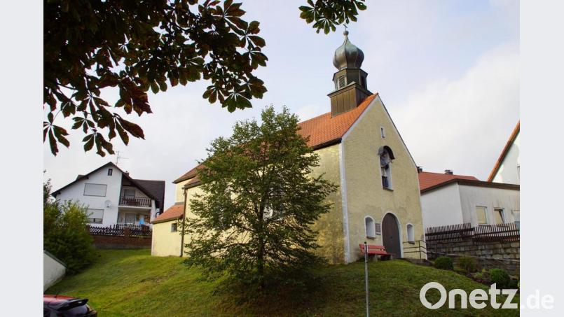 Die 14-Nothelfer-Kapelle auf einer kleinen Anhöhe an der Bahnhofstraße. In der Nische über dem Eingang steht eine Johannes-Nepomuk-Figur. Bild: mmj