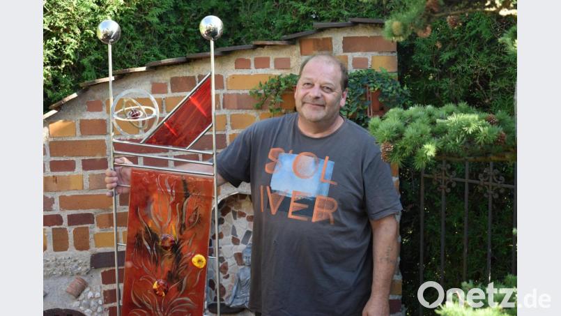 Wolfgang Schäfer liebt es mit Edelstahl zu arbeiten. Jedes seiner Stücke ist individuell. In seine Stehlen verarbeitet er sogar mundgeblasenes Glas. Bild: lue