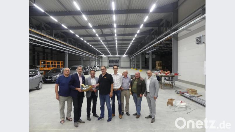 In der neuen Fertigungs- und Lagerhalle der Firma Lippert bedankt sich Thomas Riedl (Zweiter von links) bei Hubert Schug (Vierter von links) mit "Motivationstropfen" für die Einblicke in die Firma. Landtagsabgeordneter Tobias Gotthardt (Dritter von links), dessen Büroleiter Philipp Seitz (Vierter von rechts) und Kreisrat Karl Meier (Dritter von rechts) lassen sich von Schug und Hans-Jürgen Kurz (rechts) durch die Gebäude führen. Bild: rn