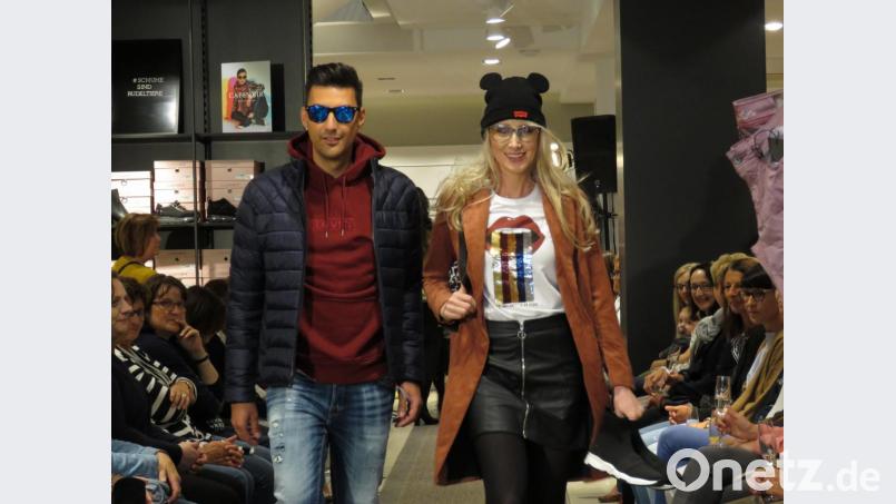 Trendige Mode für Jung und Alt, präsentiert von Profimodels: Das gefiel dem vor allem aus Frauen bestehenden Publikum bei zwei Modenschauen im Modehaus Zeitler. Bild: ubb