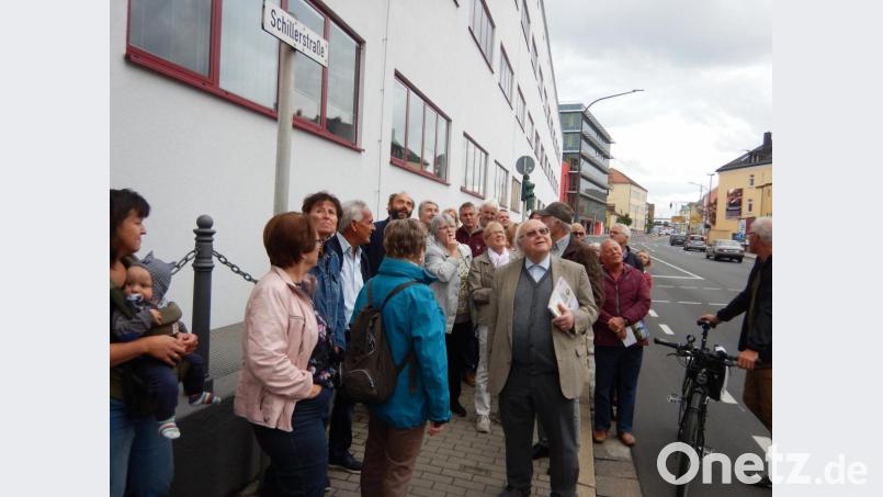 Den Verwaltungsbau im Rücken blicken die Teilnehmer am Tag des offenen Denkmals zum Witt-Kaufhaus auf der anderen Straßenseite. Alexander Würner (Fünfter von links) erläutert die architektonischen Details. Bild: shl