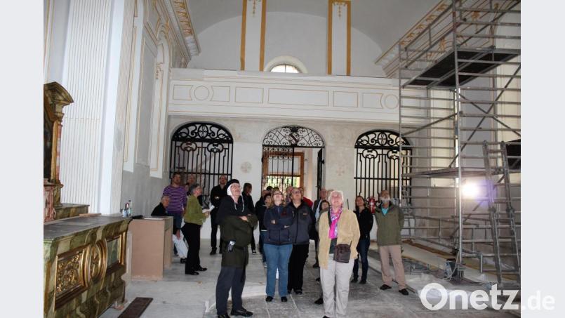 Die Schlosskirche wird gerade saniert. Christine Schormüller (links, mit grüner Jacke) erzählte den Besuchern viel darüber. Bild: wec