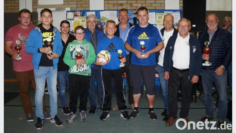 Die Sieger erhielten Pokale, Biergutscheine gab es für die Vereine mit den meisten Teilnehmern. Auch die Kinder zeigten stolz ihre Pokale. Bürgermeister Hans Graßl, die Vorsitzenden Gerhard und Karl Ruhland (von rechts) sowie Dritter Bürgermeister Michael Albang (Fünfter von links) gratulierten den Besten. Bild: weu