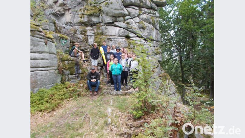 Abwechslungsreiche Tage verbrachte die Jugendfeuerwehr Konnersreuth in einem Zeltlager. Im Bild die Teilnehmer bei einer Wanderung zum Hackelstein. Bild: exb/Carina Hart