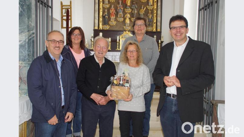 Pfarrer Wolfgang Dietz (rechts) und Kirchenpfleger Peter Scharnagl (links) danken Josef Schmid (Dritter von links, mit Tochter Sylvia Lintl) für seine Tätigkeit als &quot;Kapellenpfleger&quot;. Mit im Bild Karoline Wild (Zweite von links) und Gisela Haberl (Zweite von rechts), die nun diese Aufgabe mit übernehmen. Bild: mmj