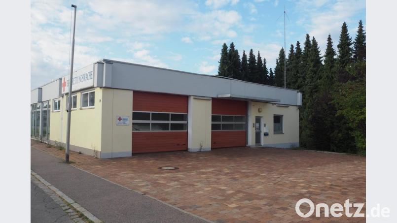 Die frühere Rettungswache steht in Nabburg genau auf der Hochwasserlinie. Das Wasserwirtschaftsamt hat deshalb von seinem Vorkaufsrecht Gebrauch gemacht und das Gebäude erworben. Wenn es im Plan für Hochwasserschutz stört, wird es abgerissen. Bild: bl