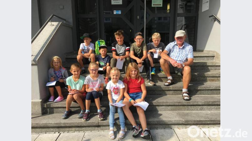 Die Kinder kennen ihre Stadt jetzt sicher noch ein ganzes Stück besser. Mit Stadtführer Georg Mann erkunden sie ihre Heimat. Bild: wrt