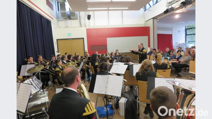 Als erfahrener Kapellmeister, geschickter Motivator und kundiger Moderator erwies sich Jürgen Kratochvill (stehend) beim Konzert der Jugendbergmannskapelle Pegnitz im Foyer. Bild: jzk