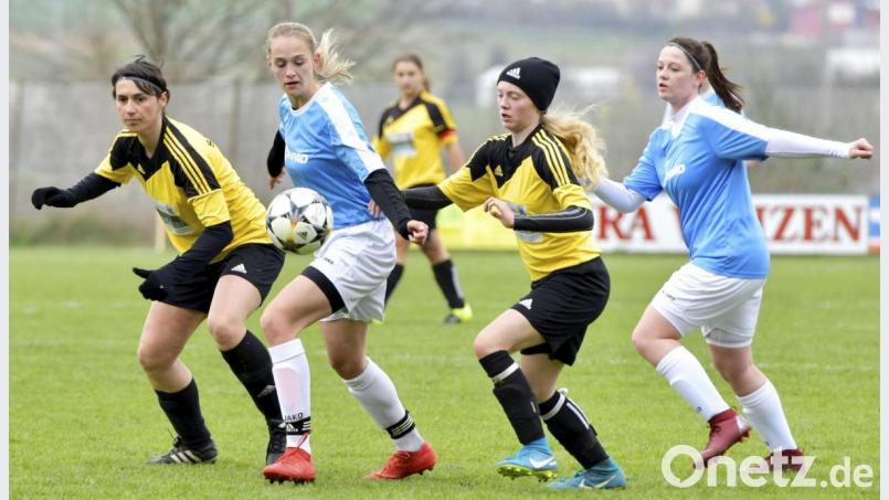 Die Treffer von Eva Kölbel (Zweite von links) und Alexandra Simon (rechts) reichten nicht: Der TSV Theuern startetete mit einer Niederlage in die neue Saison. Bild: Hubert Ziegler