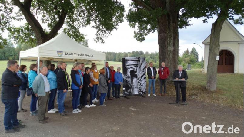 Peter Gold (rechts), Thomas Sporrer (Zweiter von rechts), Norbert Schuller (Dritter von rechts) sowie weitere Ehrengäste und Besucher bei der offiziellen Eröffnung. Bild: Stadt Tirschenreuth/M. Streich