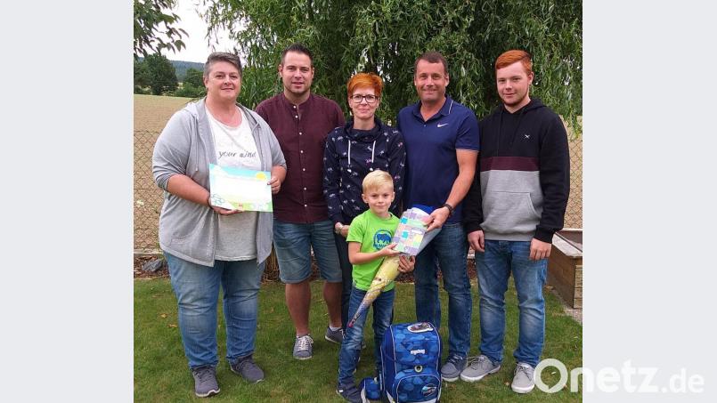 Der SPD-Vorstand mit Ute Pirke und Daniel Hutzler (von links) sowie Tim Pirke und Uwe Bergmann (von rechts) statten den Abc-Schützen einen Besuch ab. Unter den 29 Einschülern ist heuer auch Johannes Maunz, der sich mit Mama Kerstin (Mitte) über den Besuch der Genossen freut. Bild: ads