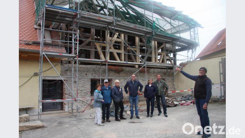 Beim „Tag des offenen Denkmals“ stellte auch Hubert Wild (rechts) sein Anwesen vor, das aber noch eine Baustelle ist. Bild: wro