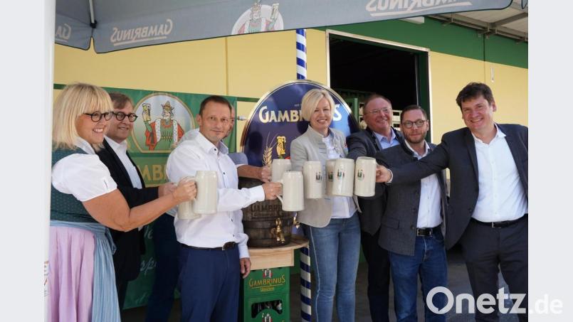 Das Festbier testen Bürgermeister Jens Meyer (Dritter von links), Festwirt Gerhard Böckl (Dritter von rechts) sowie städtische Dezernenten und Amtsleiter. Die Maß wird 8,80 Euro kosten. Bild: Hopperdietzel