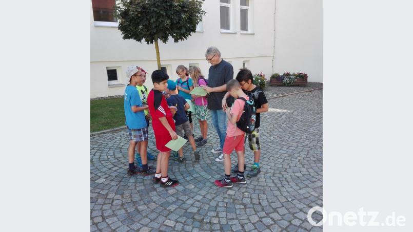 Geocaching ist der Höhepunkt im Ferienprogramm der Marktbücherei. Franz Simmerl erklärt den Teilnehmern die Geräte. Bild: Lowak