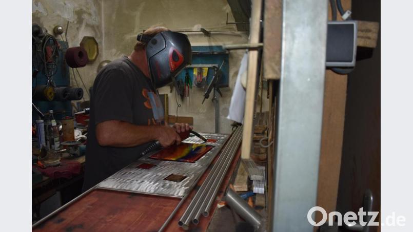 In seiner Werkstatt bearbeitet Wolfgang Schäfer das Glas und den Stahl. Bild: lue