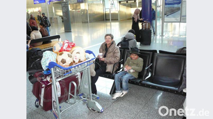 Die Initiative brachte auch diesen achtjährigen Jungen aus dem Jemen nach einer Operation in Amberg zum Frankfurter Flughafen, Lisa Nerlich kümmerte sich um ihn. Bild: exb