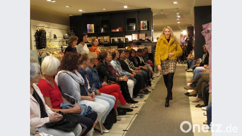 Viele Gäste bewunderten die Models, die mit sicheren Schritten auf hochhackigen Schuhen die neueste Mode zeigten. Bild: ubb