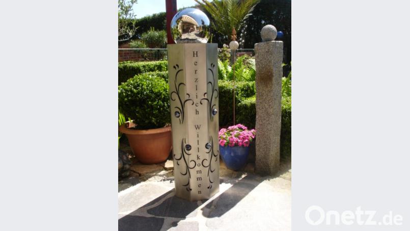 &quot;Herzlich Willkommen&quot; steht auf der Gartensäule von Wolfgang Schäfer. Manche der Säulen gibt es sogar mit Beleuchtung. Bild: exb