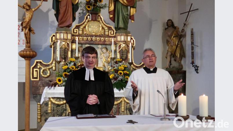 Pfarrer Roland Kurz (links) und Diakon Dieter Gerstacker sprechen gemeinsam das Vaterunser-Gebet in der Bergkirche. Bild: rha
