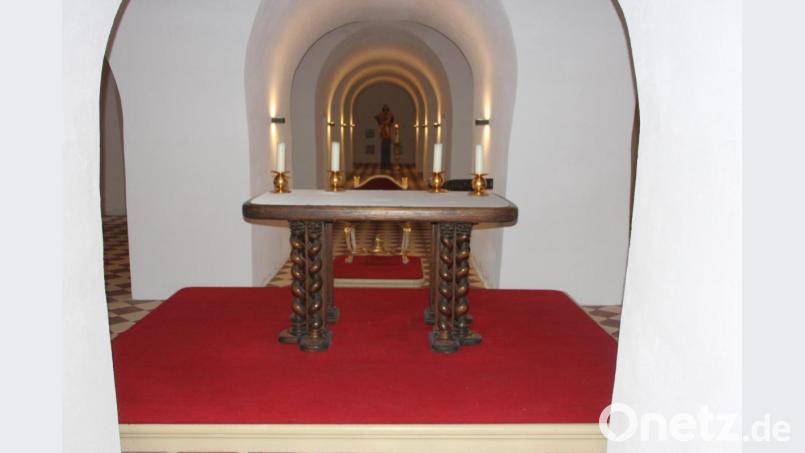 Eine eindrucksvolle Länge hat die Krypta, vorne ein Altar. Bild: kro