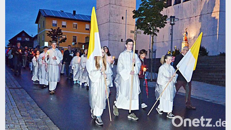 Viele Gläubige nehmen an der Lichterprozession in Kirchenthumbach teil. Bild: ü