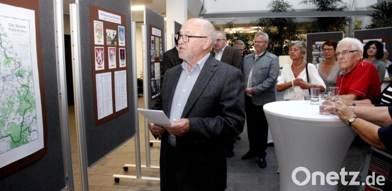 Der Leiter der Falkenauer-Heimatstube, Wilhelm Dörfler (vorne), führte durch die Ausstellung zur Geschichte von Flucht und Vertreibung und 60 Jahre Patenschaft. Bild: Hirsch