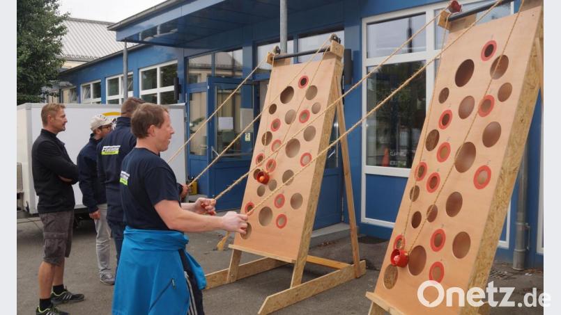 An sechs Stationen waren von den Teilnehmern der Fahrrad-Orientierungsfahrt knifflige Aufgaben zu bewältigen. Dabei kam es auf Geschicklichkeit, Koordination oder Treffsicherheit an. Bild: weu