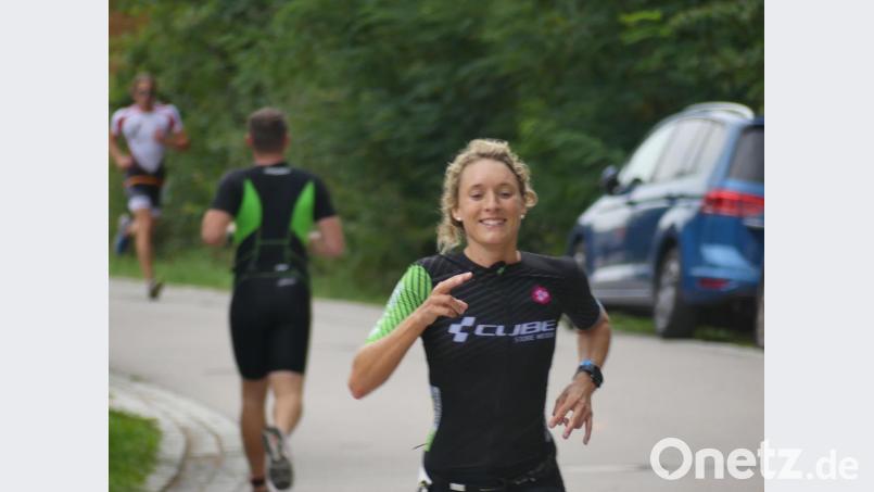 Claudia Mai läuft mit dem Siegerlächeln dem Ziel entgegen. Die Ambergerin gewann erneut den Seeland-Triathlon am Steinberger See. Bild: bha