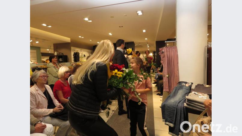 Emma (rechts), die Tochter von Holger und Katrin Paschedag, half beim Austeilen der Blumensträuße an die Models. Bild: ubb