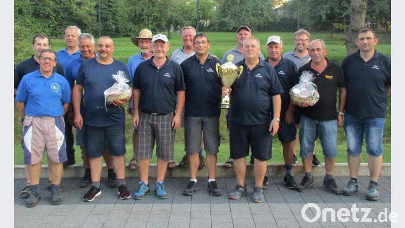 Um Punkte kämpften Kameradschaften des BSB-Kreisverbandes beim Sommerstockschießen in Penting. Vorsitzender Herbert Promberger (rechts) und Turnierleiter Michael Ziegler (links) sorgten für eine erfolgreiche Veranstaltung. Kreisvorsitzender Ulrich Knoch (vorne links) mit den Mannschaftsführern der teilnehmenden Vereine und dem Siegerteam. Bild: dl