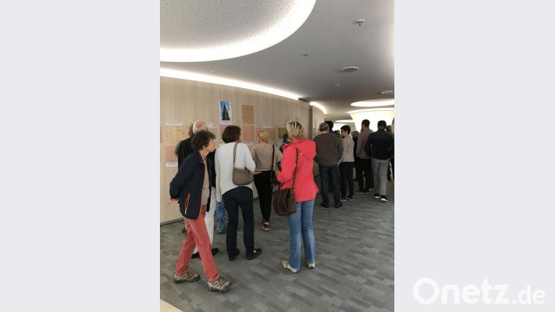 Den Besuchern am Tag des offenen Denkmals zeigte Witt original Baupläne, Schriftstücke und Fotos aus den 1920er Jahren. Bild: exb/Mutiara Sudarma