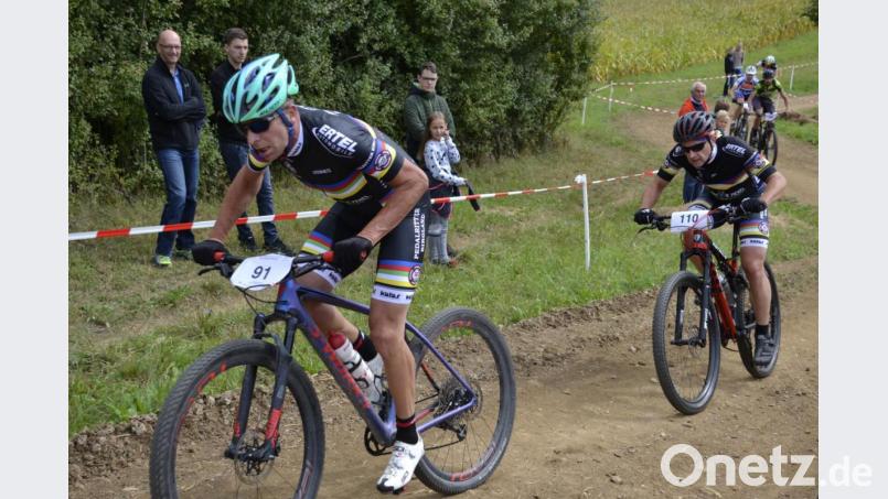 Teamwork in Reinform: Fast das gesamte Rennen sah man Frank Steinmetz (vorne) und Uwe Berschneider von den Pedalrittern Birgland zusammen die Runden drehen, am Ende kamen sie auf Platz zwei und drei der Seniorenwertung. Bild: lhc