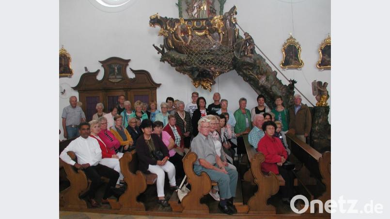 Vor allem auf die Fischerkanzel ging die neue Gemeindereferentin Bettina Rögner (hinten, Dritte von rechts) bei ihren Erläuterungen in der Wallfahrtskirche in Blaibach ein. Bild: ld