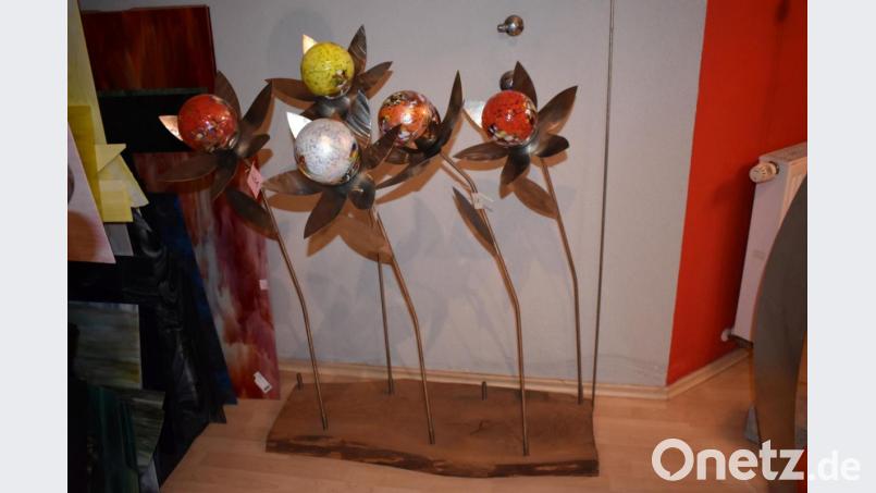 In seinem Keller lagert er die fertigen Stücke für den Verkauf. Unter anderem macht Wolfgang Schäfer auch Blumen aus Edelstahl und Glas. Bild: lue
