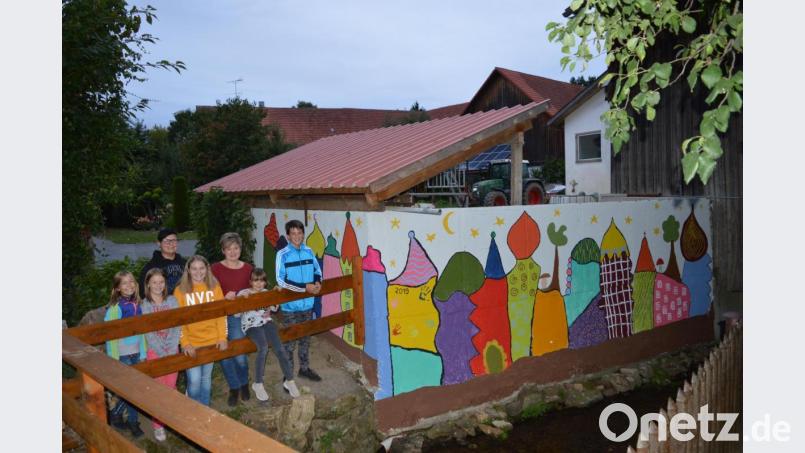 Bürgermeisterin Sonja Meier (Mitte) dankte den jungen Künstlern und Barbara Mösbauer (hinten, links) für die Bemühungen um das &quot;Briggl&quot; in Muschenried. Bild: bej