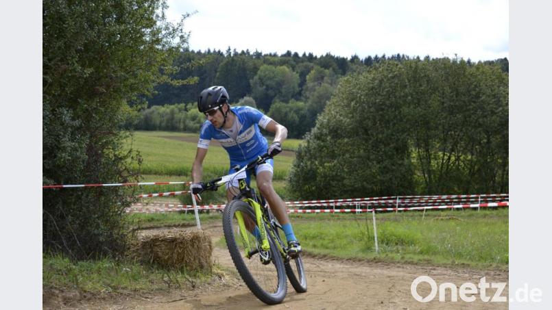 Bayernmeister Uli Schmittlutz (M-Wave Pro-Team) drückte mächtig auf die Tube, schaffte 41 Runden und siegte in der Einzelwertung des Hauptrennens. Bild: lhc